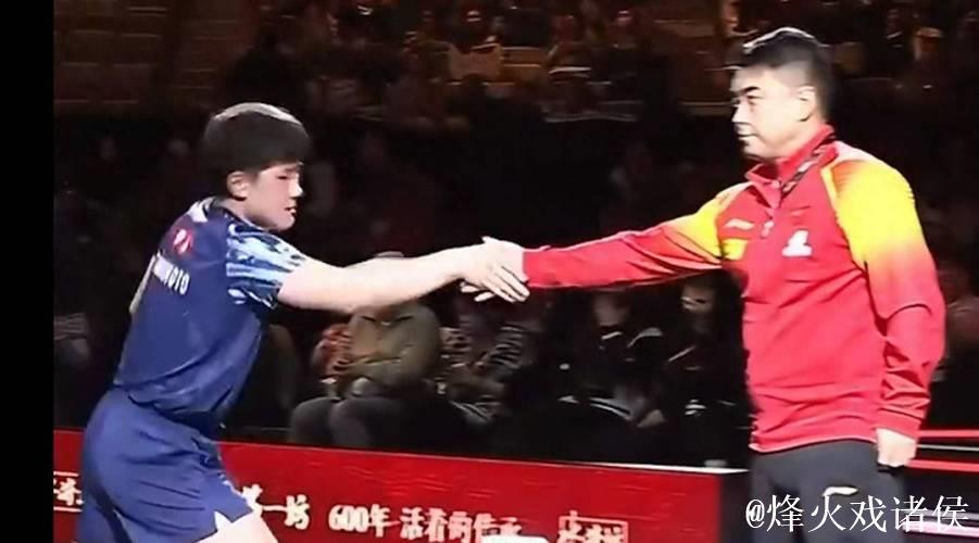 名牌收起难掩失落！王皓与张本智和握手时表情凝重被拍